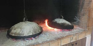 Χειροποίητες πίτες ψημένες όπως παλιά στο σατς