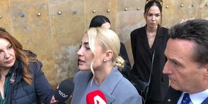 Η Ιωάννα Τούνη στα δικαστήρια Θεσσαλονίκης για την εκδίκαση της υπόθεσης revenge porn σε βάρος της