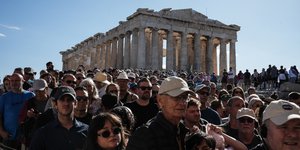 Χιλιάδες τουρίστες στον ιερό βράχο της Ακρόπολης