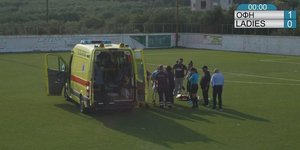 Ασθενοφόρο μεταφέρει στο νοσοκομείο τον διαιτητή που κατάρρευσε στο Ηράκλειο