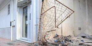 Το σημείο που σταμάτησε η ξέφρενη πορεία του μπλε αυτοκινήτου