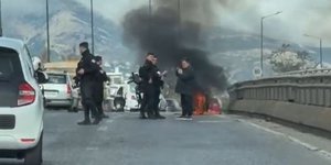 Φωτιά σε μοτοσικλέτα στις Τρεις Γέφυρες στο ύψος της Δυρραχίου