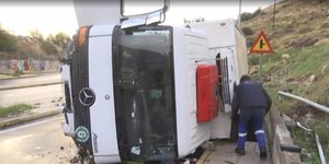 Το φορτηγό που ανετράπη στο Πέραμα 