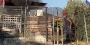 Η στιγμή που διασώστης προσπαθεί να βγάλει ηλικιωμένο από φλεγόμενο τροχόσπιτο