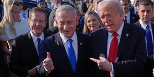 Ο πρόεδρος των ΗΠΑ, Ντόναλντ Τραμπ με τον Ισραηλινό πρωθυπουργό Νετανιάχου - Πίσω τους ο πρόεδρος του Ισραήλ Χέρτσογκ