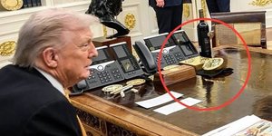 Ένα χρυσό επιτραπέζιο Roleχ- δώρο ελβετικής αντιπροσωπείας στον Τραμπ - στο Resolute Desk του προέδρου των ΗΠΑ 