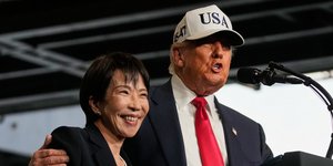 Ο Ντόναλντ Τραμπ και η πρωθυπουργός της Ιαπωνίας Σανάε Τακαΐτσι