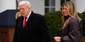 Ο Ντόναλντ Τραμπ όχι στην καλύτερη δυνατή διάθεση, με την σύζυγό του Μελάνια 