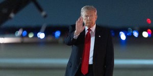 Ο Ντόναλντ Τραμπ χαιρετά δημοσιογράφους καθώς φτάνει στη Βάση Κοινών Δυνάμεων Άντριους, στο Μέριλαντ, με το Air Force One