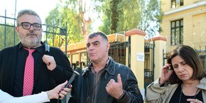 Ο Κώστας Βαξεβάνης εξερχόμενος της Ευελπίδων