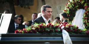 Ο Αλέξης Τσίπρας συγκινημένος στην κηδεία του Αλέκου Φλαμπουράρη