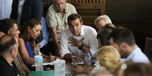 Ο Αλέξης Τσίπρας με κατοίκους στο Μάτι, το 2018