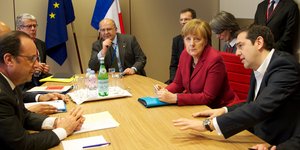 Ο Αλέξης Τσίπρας το 2016, σε συνάντηση με τον τότε Γάλλο πρόεδρο Φρανσουά Ολάντ και την πρώην καγκελάριο Μέρκελ