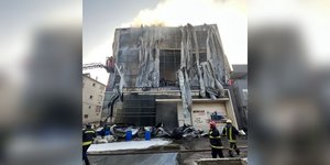 Πυροσβέστες στη Τουρκία σε φωτιά σε αποθηκη