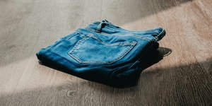 6 τρόποι να επαναχρησιμοποιήσετε τα παλιά σας τζιν και να τα μετατρέψετε σε κάτι χρήσιμο