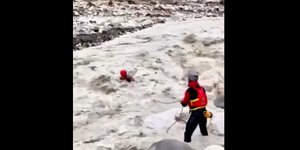 δραματική διάσωση πυροσβέστη που παρασύρθηκε από τα νερά