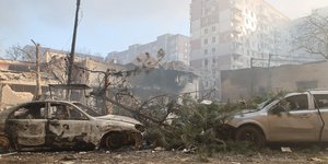 Καμένα αυτοκίνητα και κατεστραμμένα κτίρια μετά από ρωσική επίθεση στην Ουκρανία