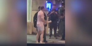 Άνδρας πετά με δύναμη ένα σάντουιτς σε ομοσπονδιακό πράκτορα στις ΗΠΑ