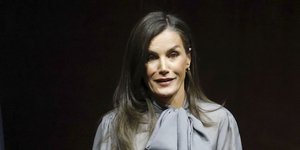 Με διάφανη μπλούζα και χωρίς καλσόν: Η Λετίθια αψηφά το κρύο με το πιο stylish look