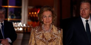 Τα χρυσά παπούτσια της βασίλισσας Σοφίας που θα γίνουν η μεγαλύτερη τάση των φετινών Χριστουγέννων