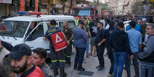 Ασθενοφόρα, διασώστες και κόσμος στη Βηρυτό μετά από ισραηλινό χτύπημα 