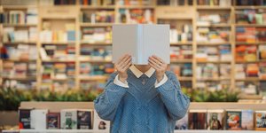 βιβλιο στο προσωπο 