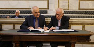 Ο πρόεδρος της Βουλής, Νικήτας Κακλαμάνης υπογράφει με τον πρόεδρο της Ακαδημίας Αθηνών, Μιχάλη Τιβέριο μνημόνιο συνεργασίας