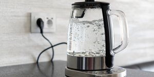 Τι συμβαίνει στον οργανισμό αν πίνουμε νερό από βραστήρα με άλατα