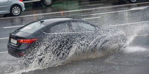 Αυτοκίνητο στη βροχή 
