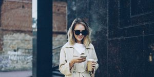 Τι σημαίνει να περπατάς πάντα με το κινητό στο χέρι, σύμφωνα με την Ψυχολογία