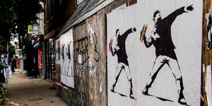 Αφίσες με διαδηλωτή που πετά σάντουιτς σε δρόμο της Ουάσιγκτον