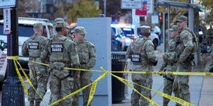 Αμερικανοί στρατιώτες της Εθνοφρουράς στην Ουάσιγκτον, στο σημείο όπου νωρίτερα πυροβολήθηκαν συνάδελφοί τους