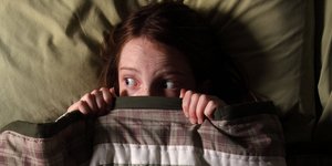 Αυτή η προσπάθεια αποφυγής, όσο λογική κι αν μοιάζει, συχνά μετατρέπει τον φόβο σε κάτι πολύ πιο επίμονο: έναν φόβο για τον φόβο / SHUTTERSTOCK