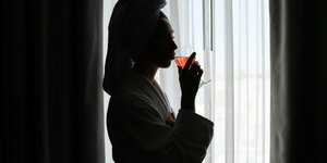 γυναίκα πίνει κρασί