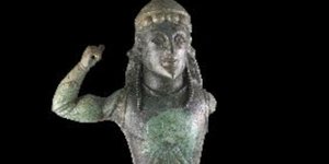 Το χάλκινο άγαλμα με τη μορφή οπλίτη