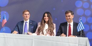 Τζέικομπ Χέλμπεργκ, Κίμπερλι Γκίλφοϊλ, Χάρης Θεοχάρης