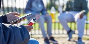 Νεαρός ατμίζει 