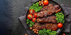 Χοιρινές μπριζόλες με σάλτσα μπάρμπεκιου / Φωτογραφία: Unsplash