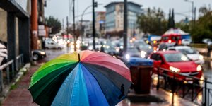 χρωματιστη ομπρελα 