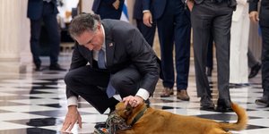 O υπουργός Εσωτερικών των ΗΠΑ χαϊδεύει τον Πίνατ στο Μαξίμου 