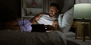 Άνδρας χαζεύει στο τάμπλετ και δεν κοιμάται