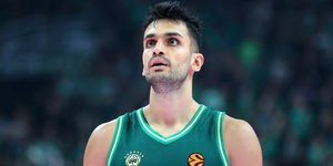 Ο Ομέρ Γιουρτσεβέν με τη φανέλα του Παναθηναϊκού AKTOR