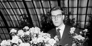 Yves Saint Laurent: Το συνεσταλμένο αγόρι που άλλαξε για πάντα τη μόδα