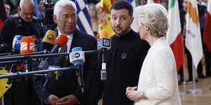 O Ουκρανός πρόεδρος Ζελένσκι και οι πρόεδροι Κομισιόν και Ευρωπαϊκού Συμβουλίου, Φον ντερ Λάιεν και Κόστα 