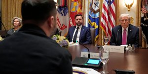 Οι πρόεδροι Ουκρανίας και ΗΠΑ, Ζελένσκι και Τρμαπ και ο Αμερικανός αντιπρόεδρος Βανς 