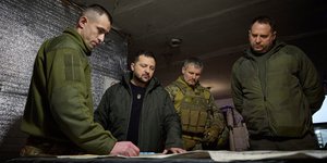 Ο Ουκρανός πρόεδρος Βολόντιμιρ Ζελένσκι με τον παραιτηθέντα πλέον προσωπάρχη του Αντρίι Γερμάκ και αξιωματικούς 