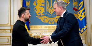 Ο Ουκρανός πρόεδρος Βολοντίμιρ Ζελένσκι (αριστερά) με τον νεότερο γραμματέα του αμερικανικού στρατού, Νταν Ντρίσκολ (δεξιά)