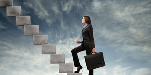 Γυναίκα που ανεβαίνει σκάλες επιτυχίας