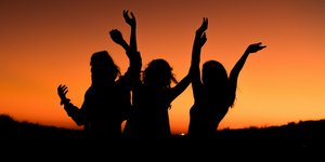 Άτομα απολαμβάνουν την δύση