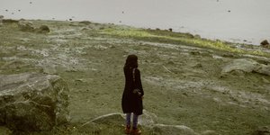 Γυναίκα στέκεται σε φθινοπωρινό τοπίο